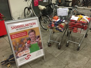 Viele Kunden des Supermarktes spendeten Lebensmittel.
