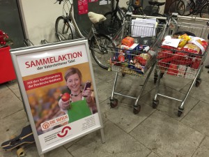 Viele Kunden des Supermarktes spendeten Lebensmittel.