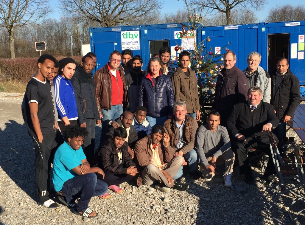 Die Flüchtlinge freuten sich über den Baum.