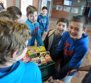Starke Jungs für eine gute Sache: die vielen schwere Kisten voller Lebensmittelspenden für die Tafel der Nachbarschaftshilfe Vaterstetten waren für die Schüler kein Problem Foto: NBH