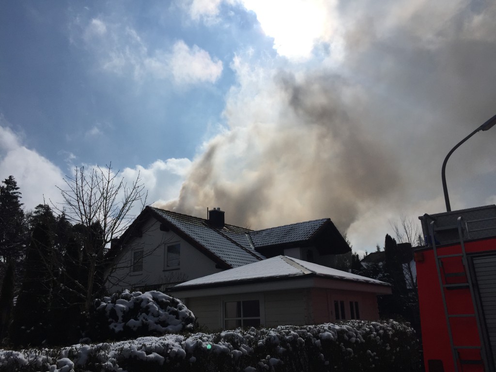 Per Lautsprecher wurden Anwohner gebeten, ihre Fenster und Türen geschlossen zu halten. Foto: Leon Öttl/VaterstettenFM