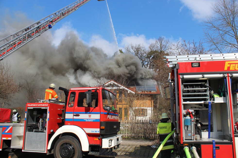 Die Löscharbeiten dauerten Stunden an. Foto: Markus Bistrick/B304.de