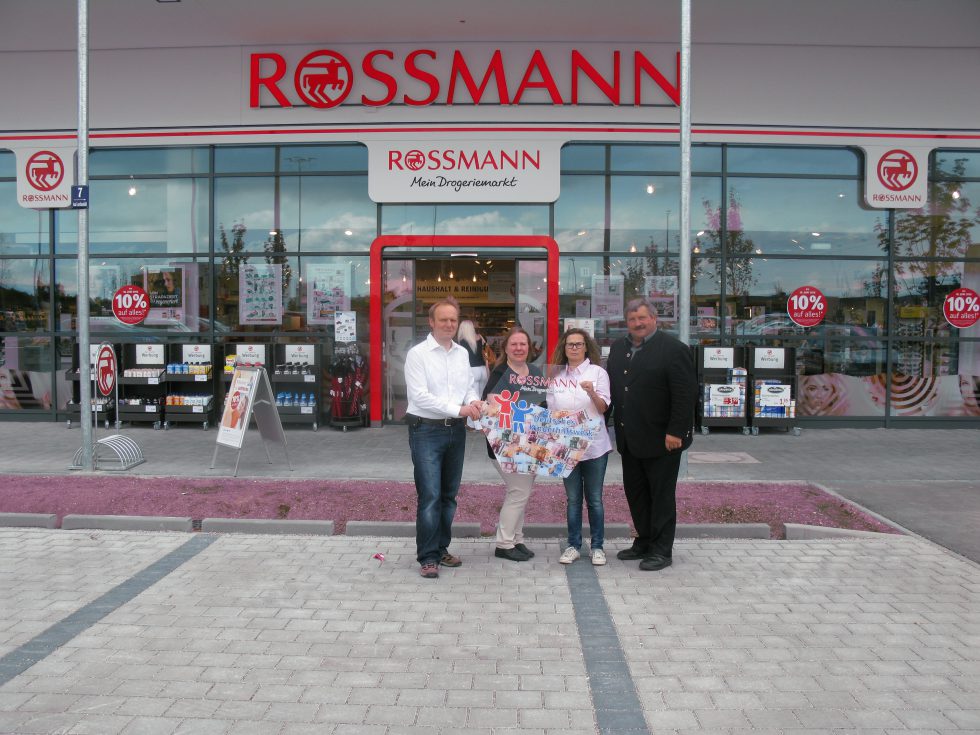 Übergabe von 1.000 Euro an das Deutsche Kinderhilfswerk v.li. Alexander Pöhler (Rossmann-Bezriksleiter), Susanne Meyer (Standortbetreuerin des Deutschen Hilfswerk), Ramona Dogan (Marktleitung), Georg Reitsberger (Bürgermeister Parsdorf) Foto: B304.de