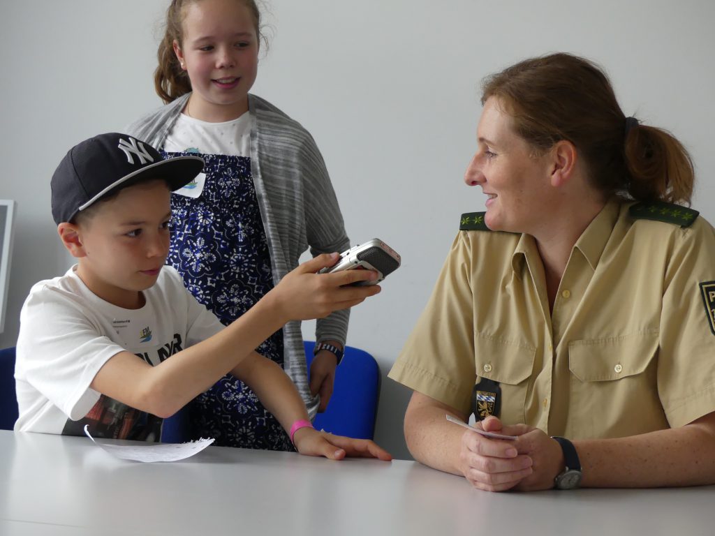 Die Kinder hatten Gelegenheit, ihre Fragen an die Polizeeihauptmeisterin zu stellen.