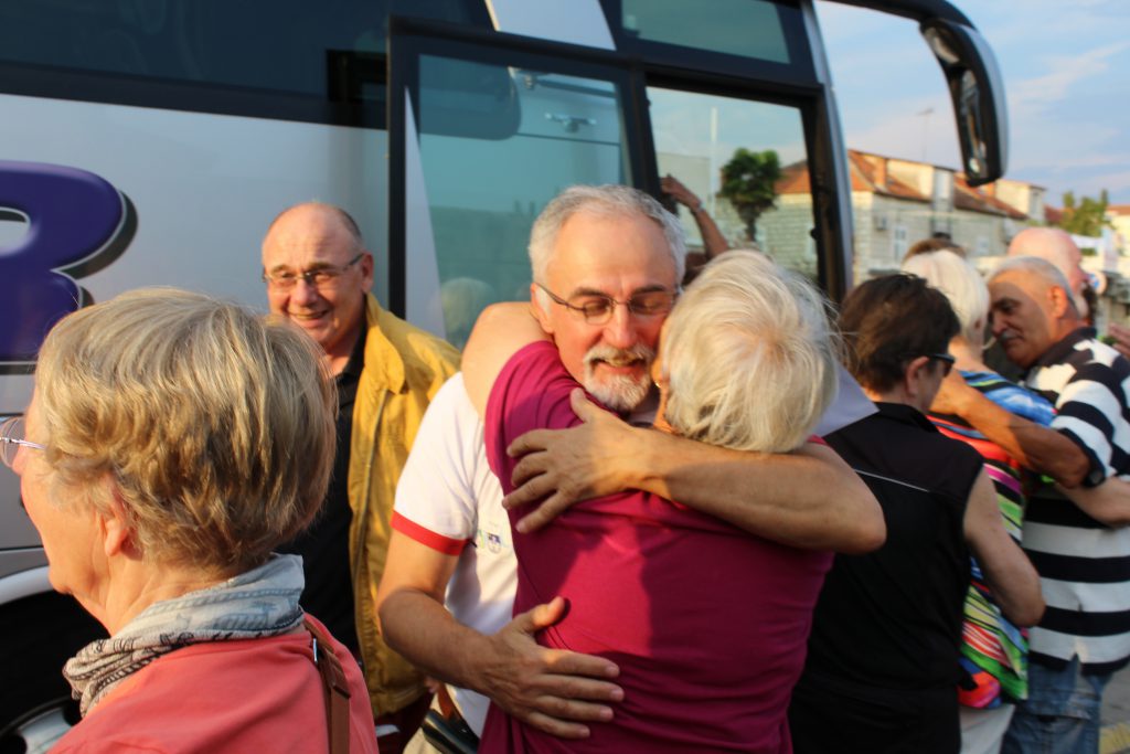 Große Wiedersehensfreunde in Trogir – Der Zweite Vorsitzende des Partnerschaftsvereins in Trogir Ibrahim Smlatić begrüßt die Gäste aus Vaterstetten. Bild: Verein