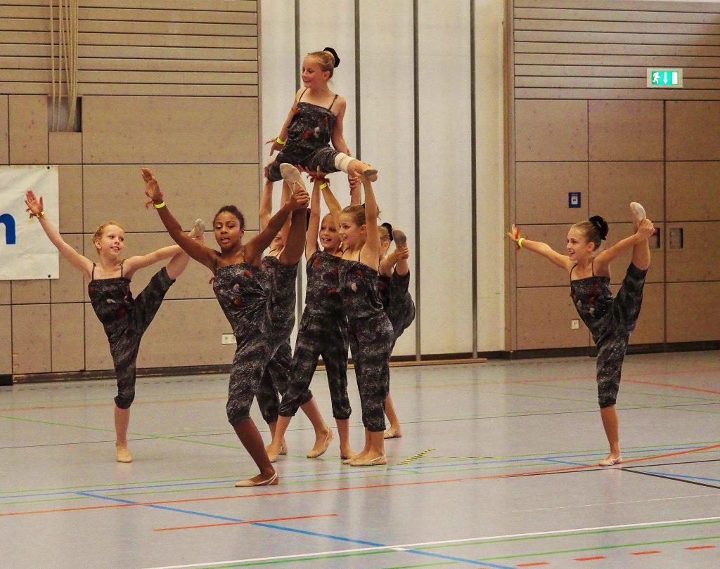 Tanz Minis - Hebefigur (v.l.n.r. stehend) Pia Friedrich, Susanne Fischer, Aleksandra Nedimovic (verdeckt), Elea Ziller, Nina Edelmann, Amalia Jaime (verdeckt), Luisa Scharschmidt, Melissa Ott (oben)